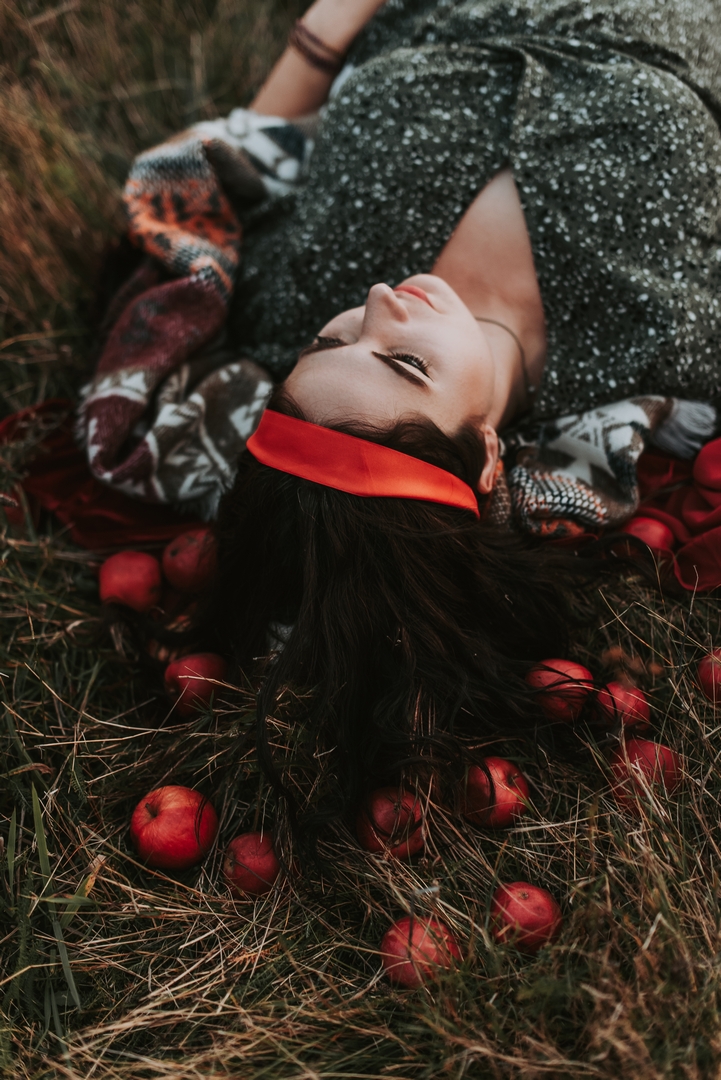 fotograf koszalin light scene sesja jesienna jablka kobieca