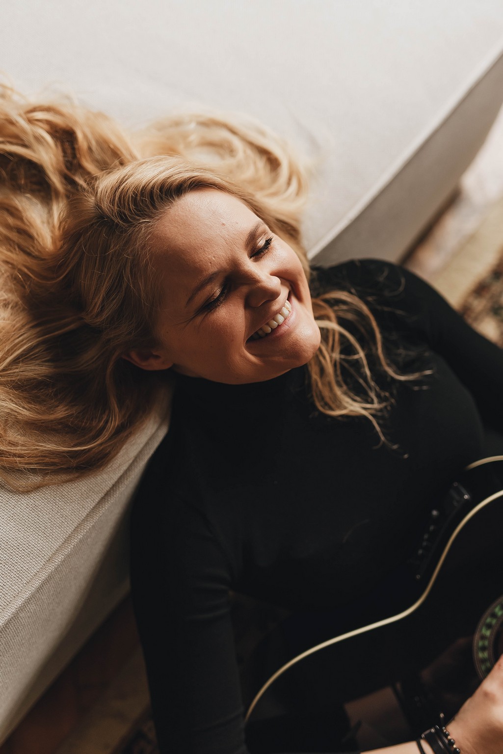 Sesja kobieca z charakterem, fotograf koszalin, jazz, gitara i czarna kawa