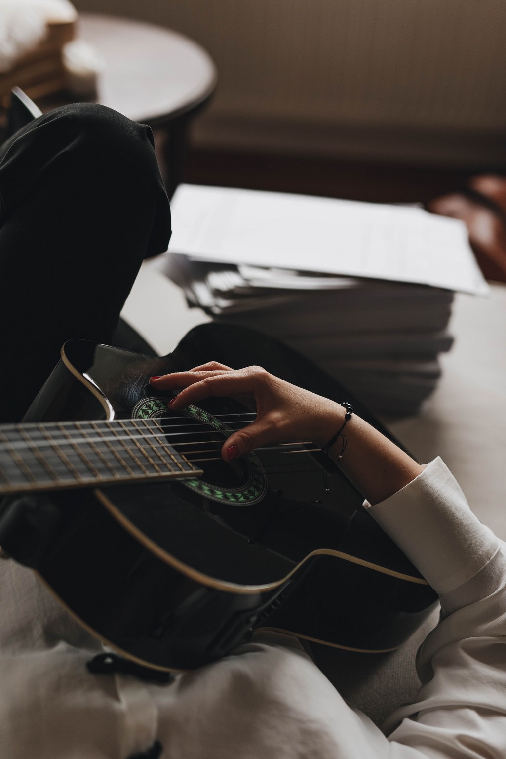 Sesja kobieca z charakterem, fotograf koszalin, jazz, gitara i czarna kawa