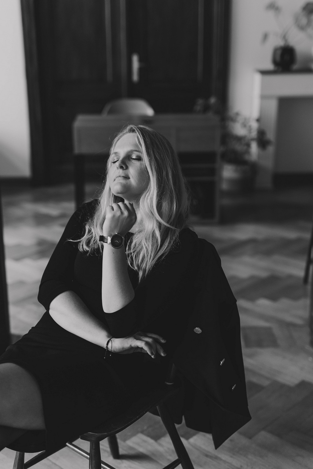 Sesja kobieca z charakterem, fotograf koszalin, jazz, gitara i czarna kawa