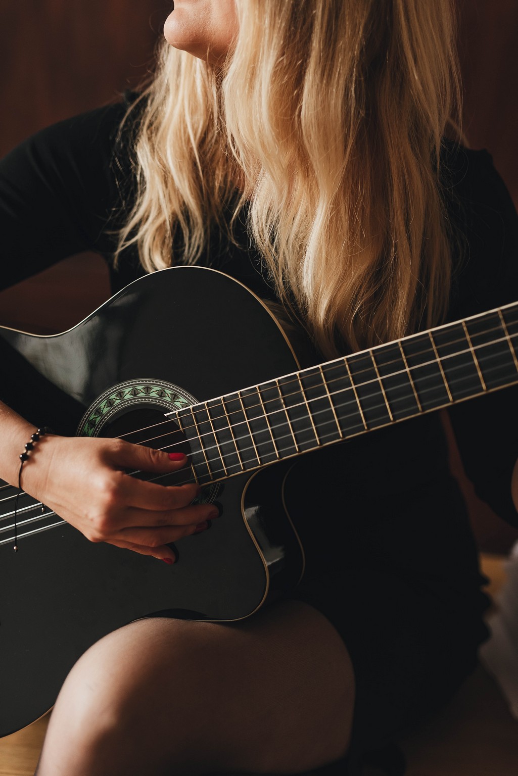 Sesja kobieca z charakterem, fotograf koszalin, jazz, gitara i czarna kawa