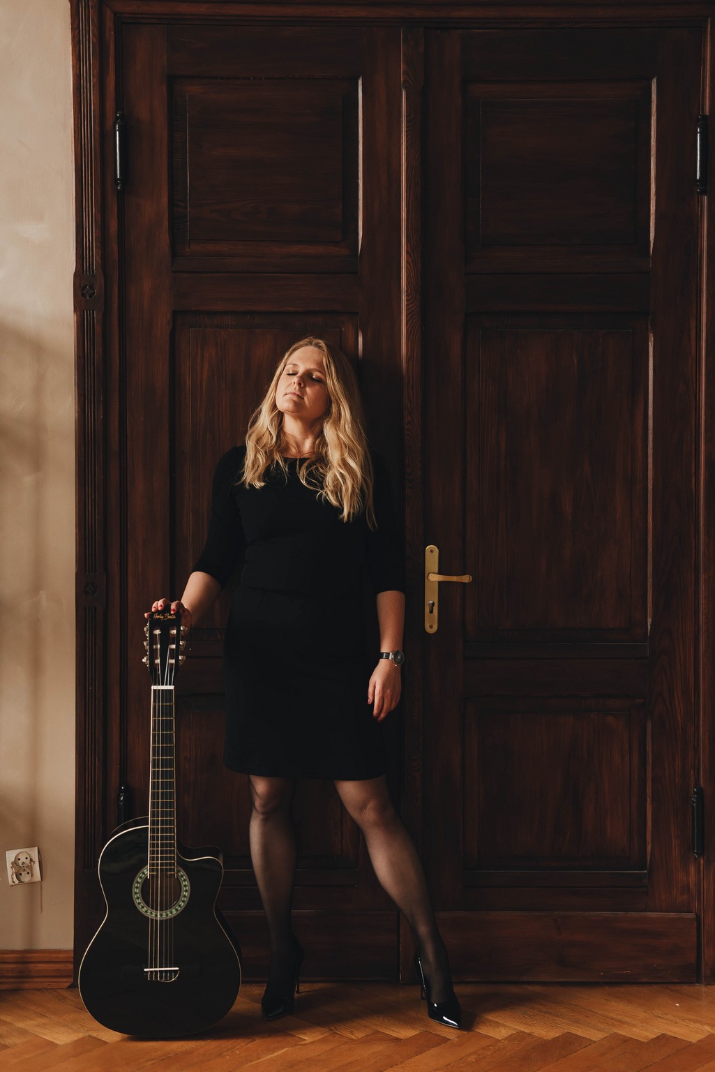 Sesja kobieca z charakterem, fotograf koszalin, jazz, gitara i czarna kawa
