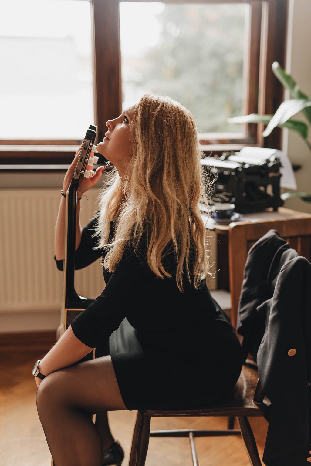 Sesja kobieca z charakterem, fotograf koszalin, jazz, gitara i czarna kawa