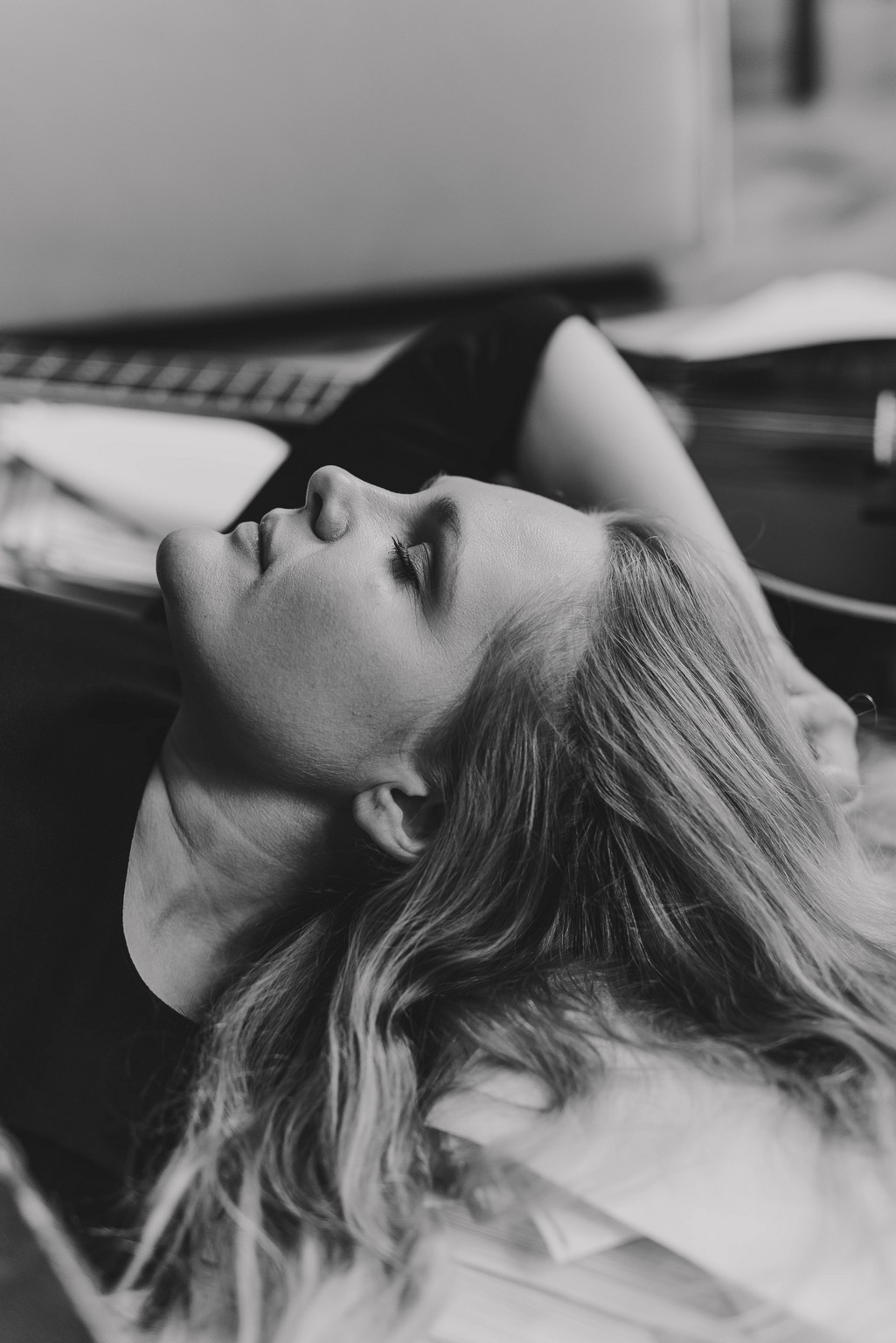 Sesja kobieca z charakterem, fotograf koszalin, jazz, gitara i czarna kawa