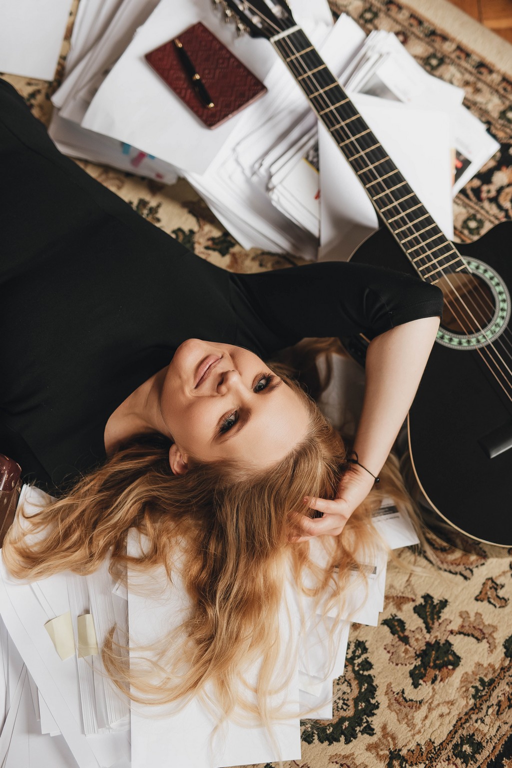 Sesja kobieca z charakterem, fotograf koszalin, jazz, gitara i czarna kawa