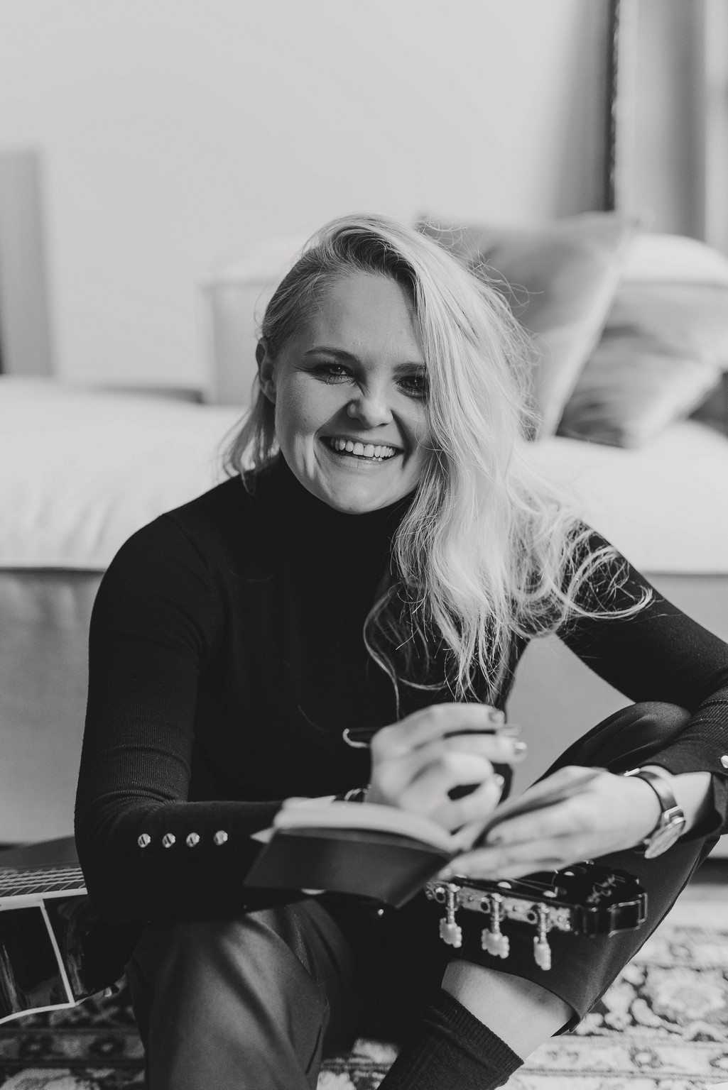 Sesja kobieca z charakterem, fotograf koszalin, jazz, gitara i czarna kawa